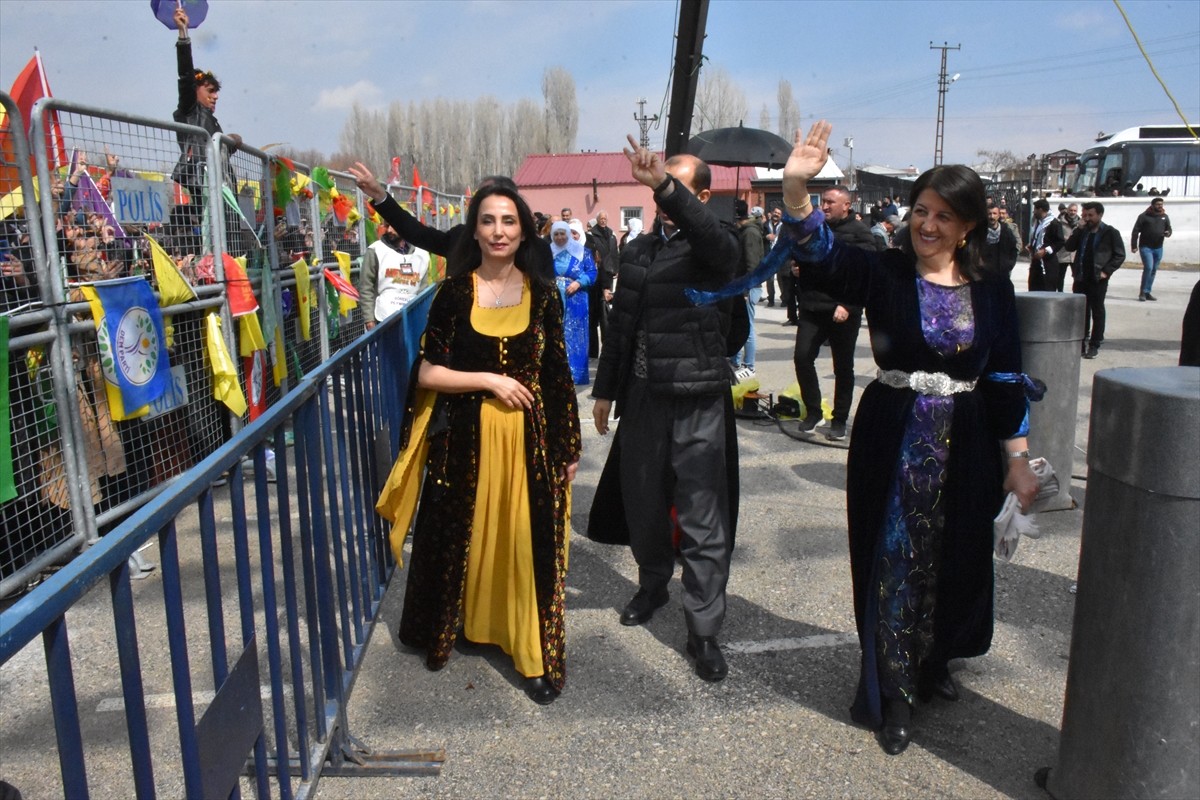 DEM Parti Eş Genel Başkanlarından Tülay Hatimoğulları Van'da düzenlenen nevruz kutlamasına...