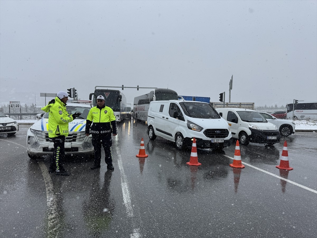 Denizli'de etkili olan kar yağışı nedeniyle Denizli-Antalya kara yolunun Antalya yönünde ulaşım...
