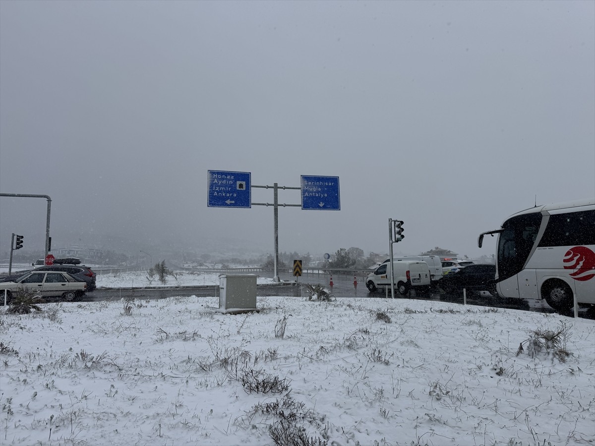 Denizli'de etkili olan kar yağışı nedeniyle Denizli-Antalya kara yolunun Antalya yönünde ulaşım...