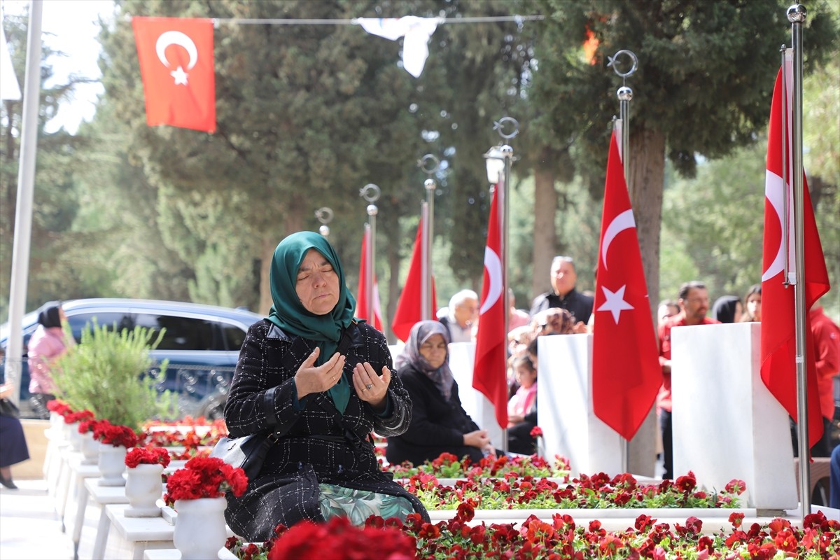 Denizli'de Ramazan Bayramı arifesinde şehitlik ziyareti gerçekleştirildi. Asri Mezarlık'ta...