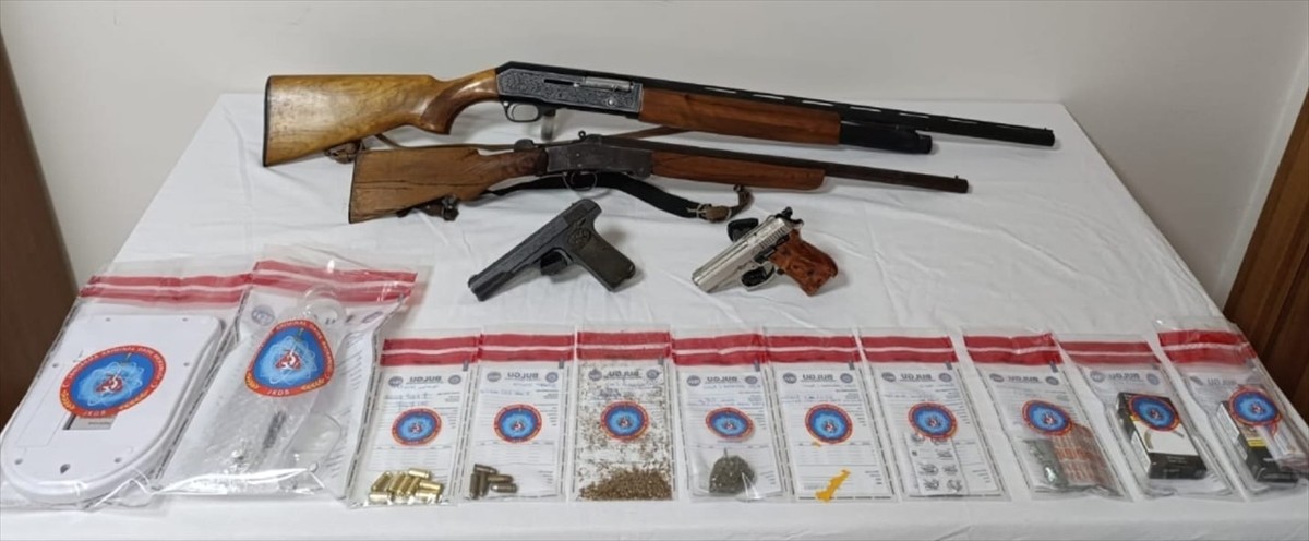 Denizli'de uyuşturucu operasyonunda 22 şüpheli gözaltına alındı. Adreslerde yapılan aramalarda 434...