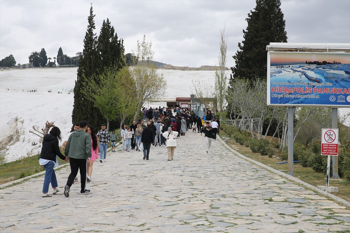 Denizli'nin dünyaca ünlü turizm merkezi Pamukkale, Ramazan Bayramı ve ara tatil döneminde yerli ve...