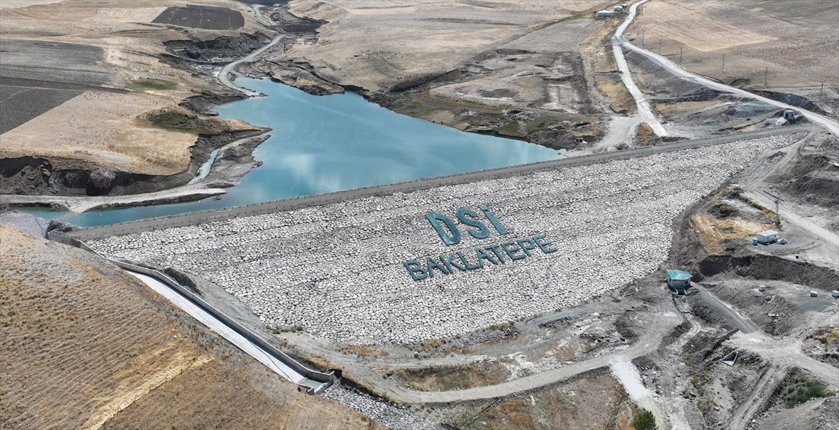 Devlet Su İşleri (DSİ) Genel Müdürlüğünce Van'da yapılan yer altı barajı ve 8 gölet sayesinde...