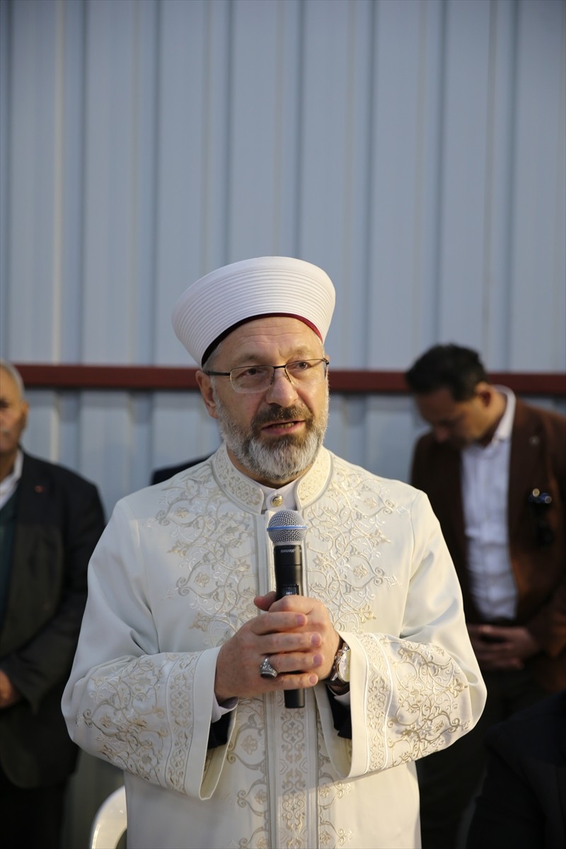 Diyanet İşleri Başkanı Ali Erbaş, AK Parti Genel Başkan Yardımcısı Nihat Zeybekci tarafından...