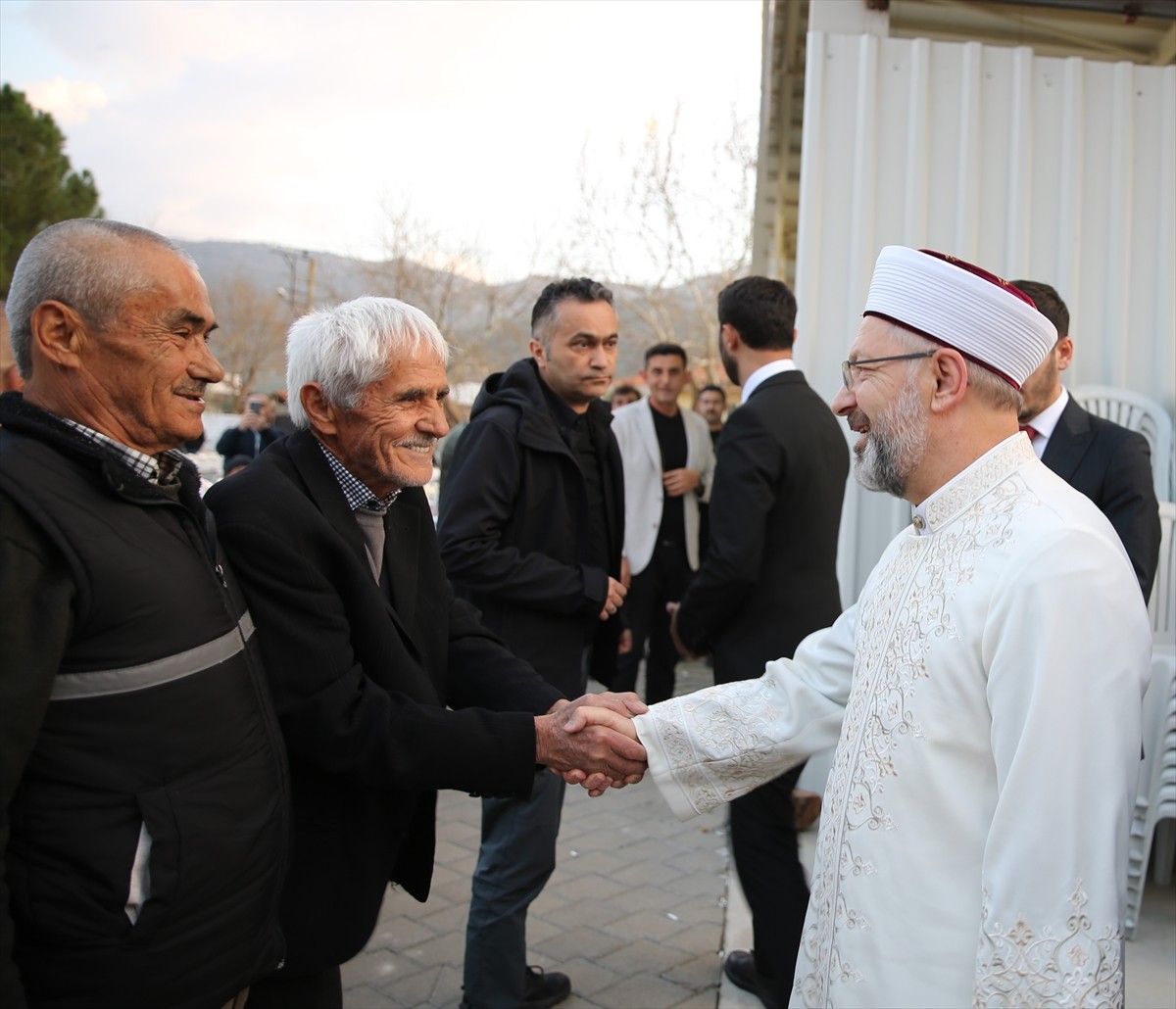 Diyanet İşleri Başkanı Ali Erbaş, AK Parti Genel Başkan Yardımcısı Nihat Zeybekci tarafından...