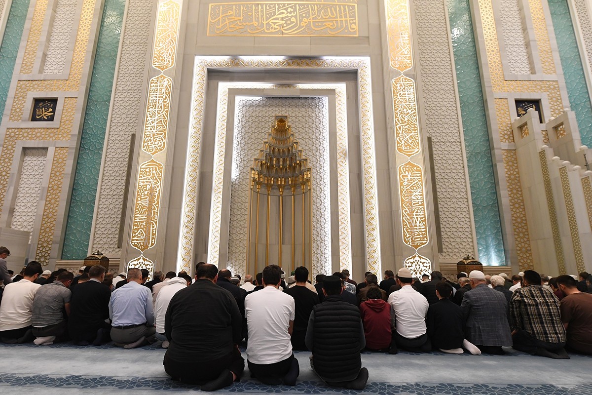 Diyanet İşleri Başkanı Ali Erbaş, Ankara Ahmet Hamdi Akseki Camii’nde teravih namazı kıldırdı....