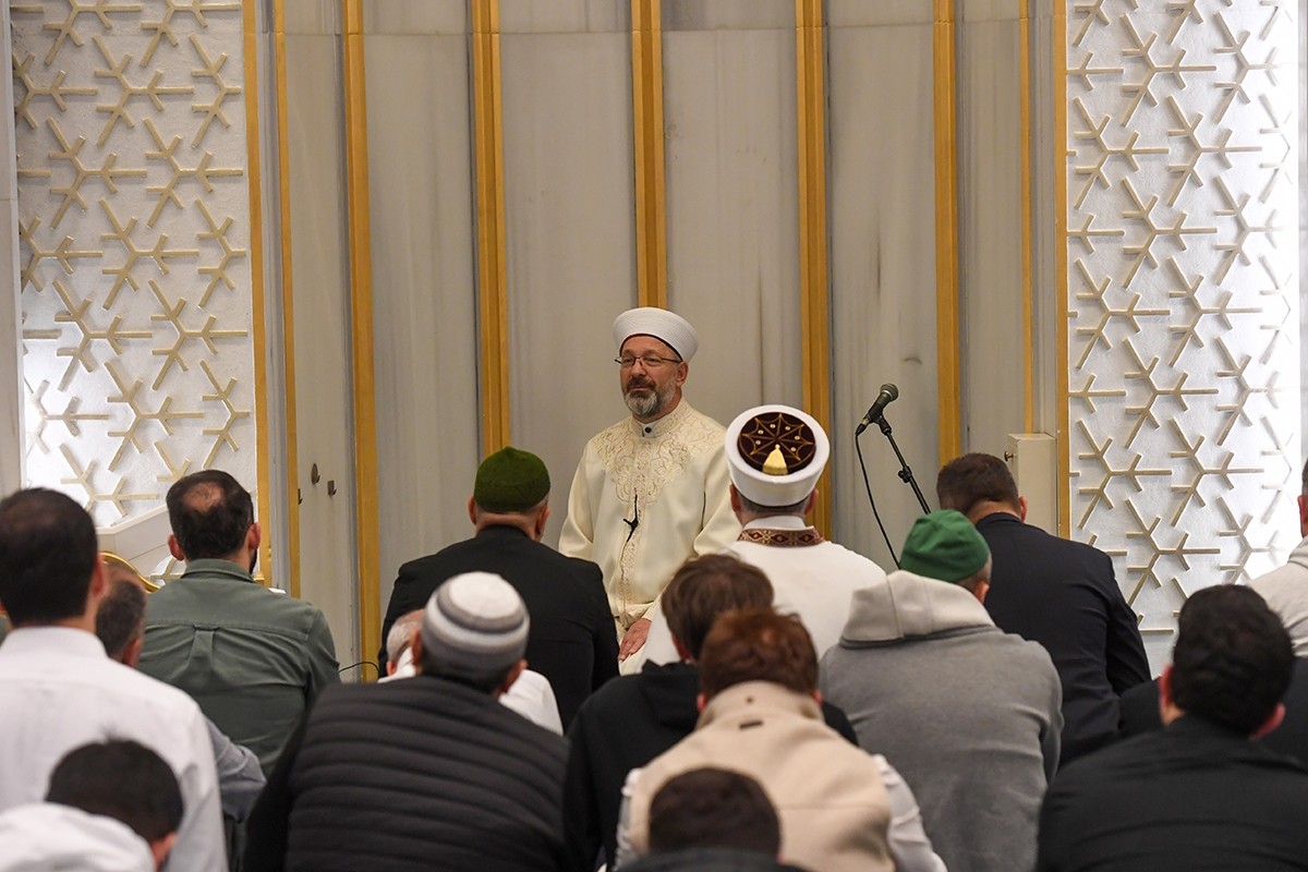 Diyanet İşleri Başkanı Ali Erbaş, Ankara Ahmet Hamdi Akseki Camii’nde teravih namazı kıldırdı....