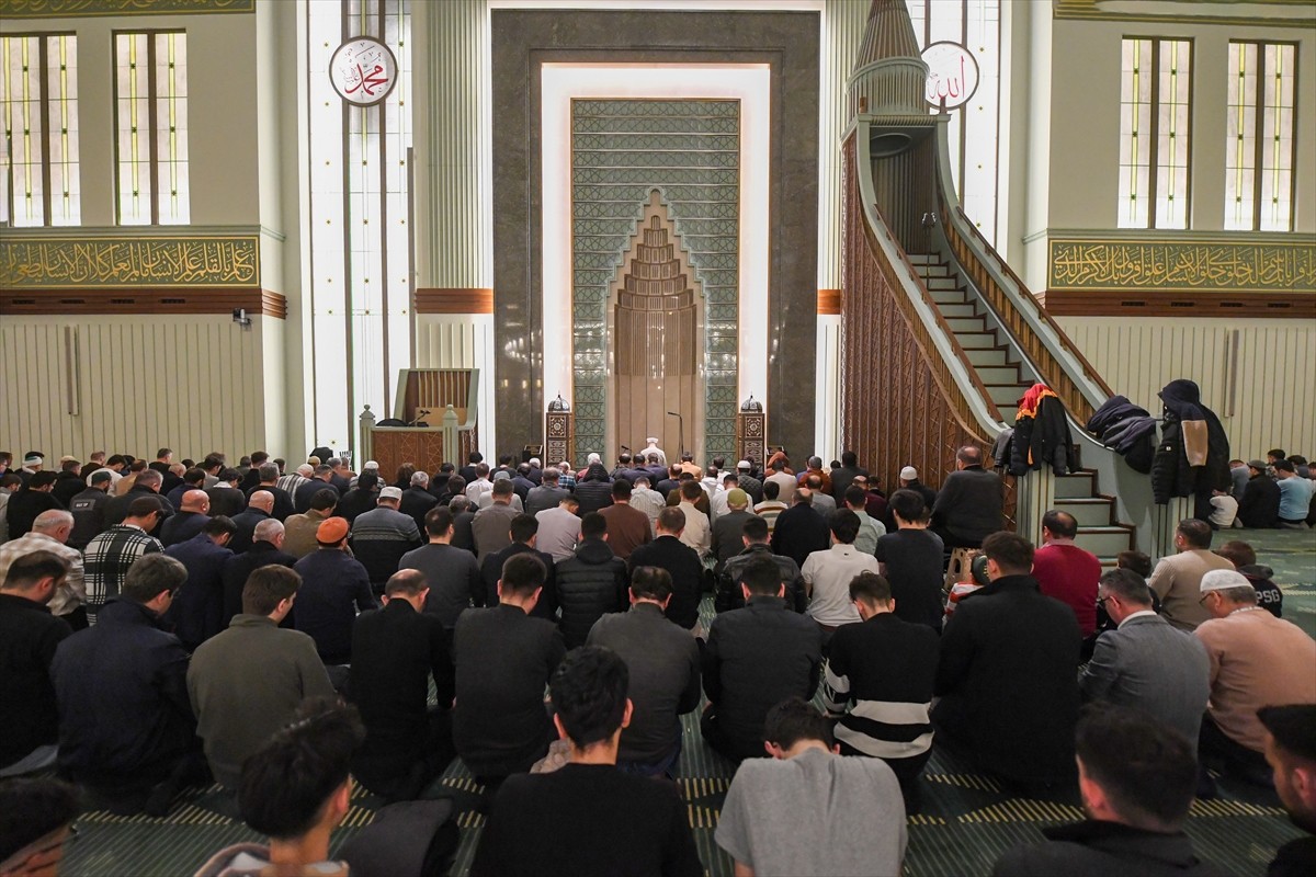 Diyanet İşleri Başkanı Ali Erbaş, Ankara Millet Camisi'nde teravih namazı kıldırdı.