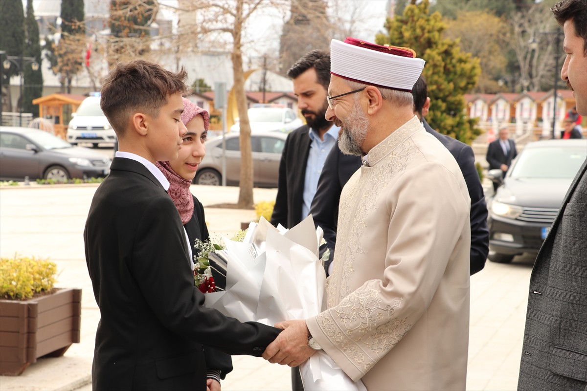 Diyanet İşleri Başkanı Ali Erbaş, programı kapsamında geldiği Tekirdağ Valiliği'nde öğrenciler...