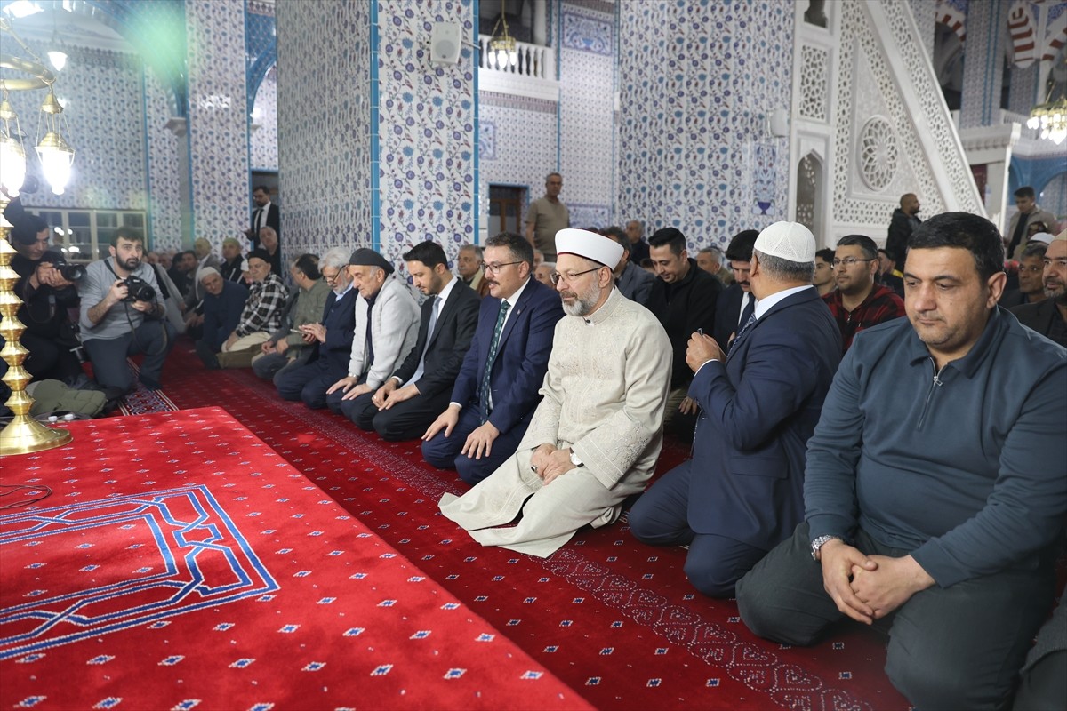 Diyanet İşleri Başkanı Prof. Dr. Ali Erbaş, bazı programlara katılmak üzere geldiği Iğdır'da yatsı...