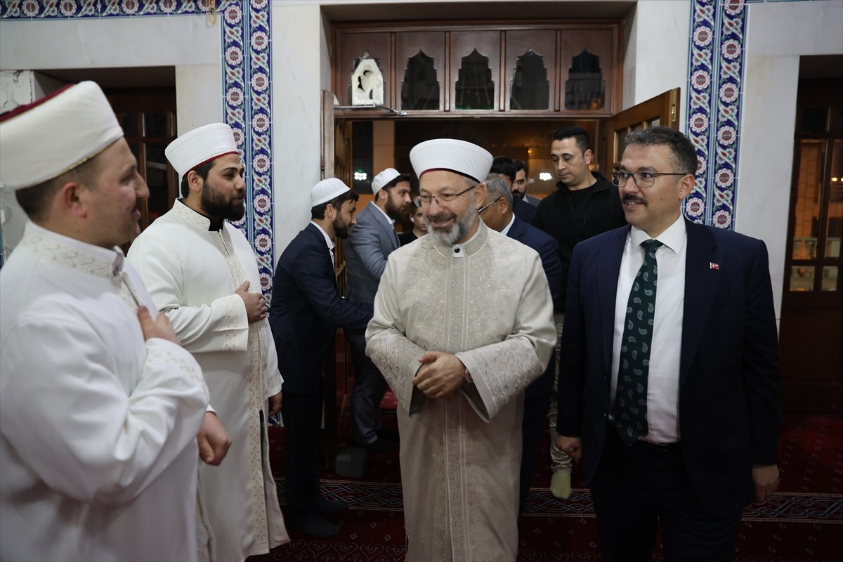 Diyanet İşleri Başkanı Prof. Dr. Ali Erbaş, bazı programlara katılmak üzere geldiği Iğdır'da yatsı...