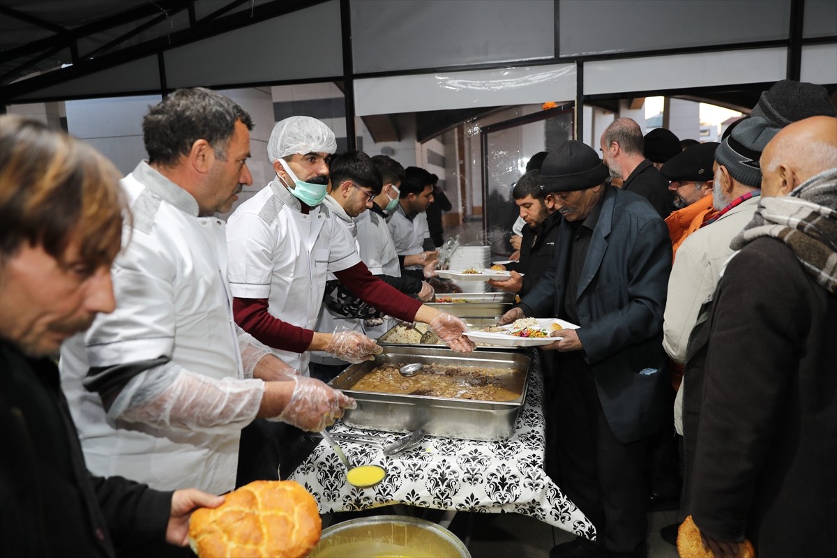 Diyarbakır'da Mehmet İhsan Arslan (MİA) Vakfı tarafından iftar programı gerçekleştirildi. Merkez...