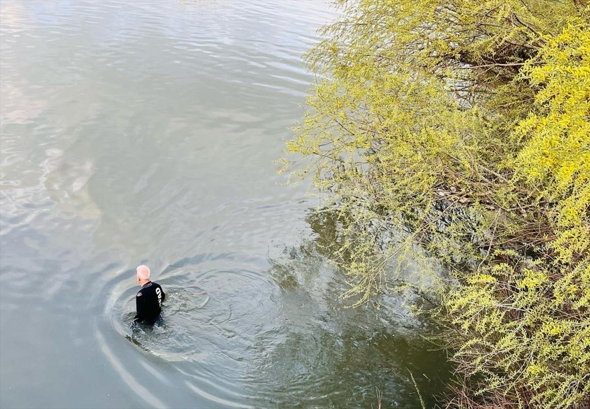 Diyarbakır'da merkez Sur ilçesi Dicle Nehri'nde kaybolan Sedat Karagöz'ün (48) cansız bedenine...