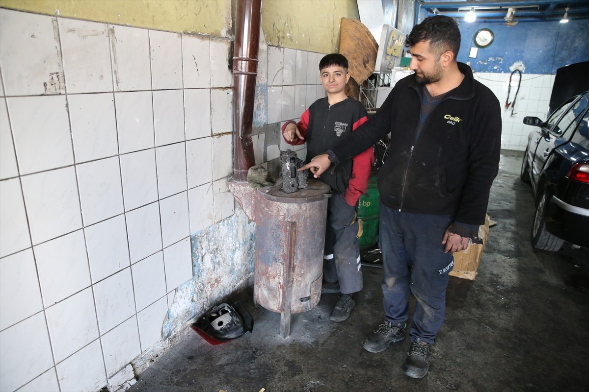 Diyarbakır'da, merkez Yenişehir ilçesindeki 1. Sanayi Sitesi'nde oto elektrik tamiri yapılan iş...