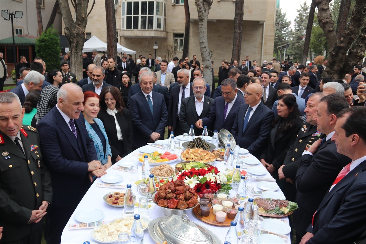 Diyarbakır'da Ramazan Bayramı dolayısıyla bayramlaşma programı düzenlendi. Vali Zorluoğlu...