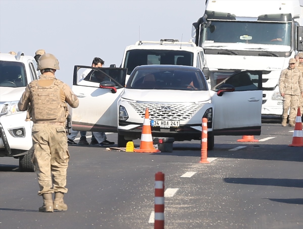 Diyarbakır'ın Çınar ilçesinde bir kişi, aracında uğradığı silahlı saldırıda ağır yaralandı....