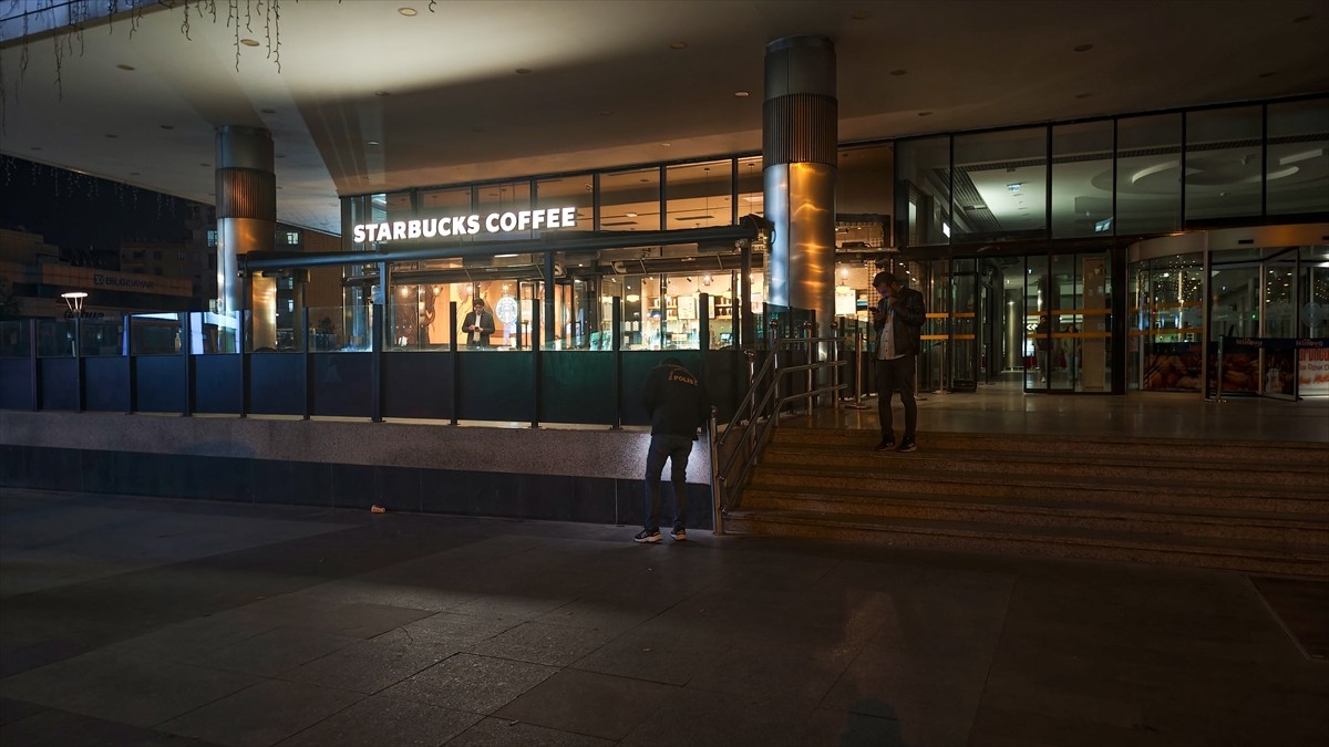 Diyarbakır'ın merkez Bağlar ilçesindeki bir kafede silahlı saldırı sonucu 1 kadın hayatını...