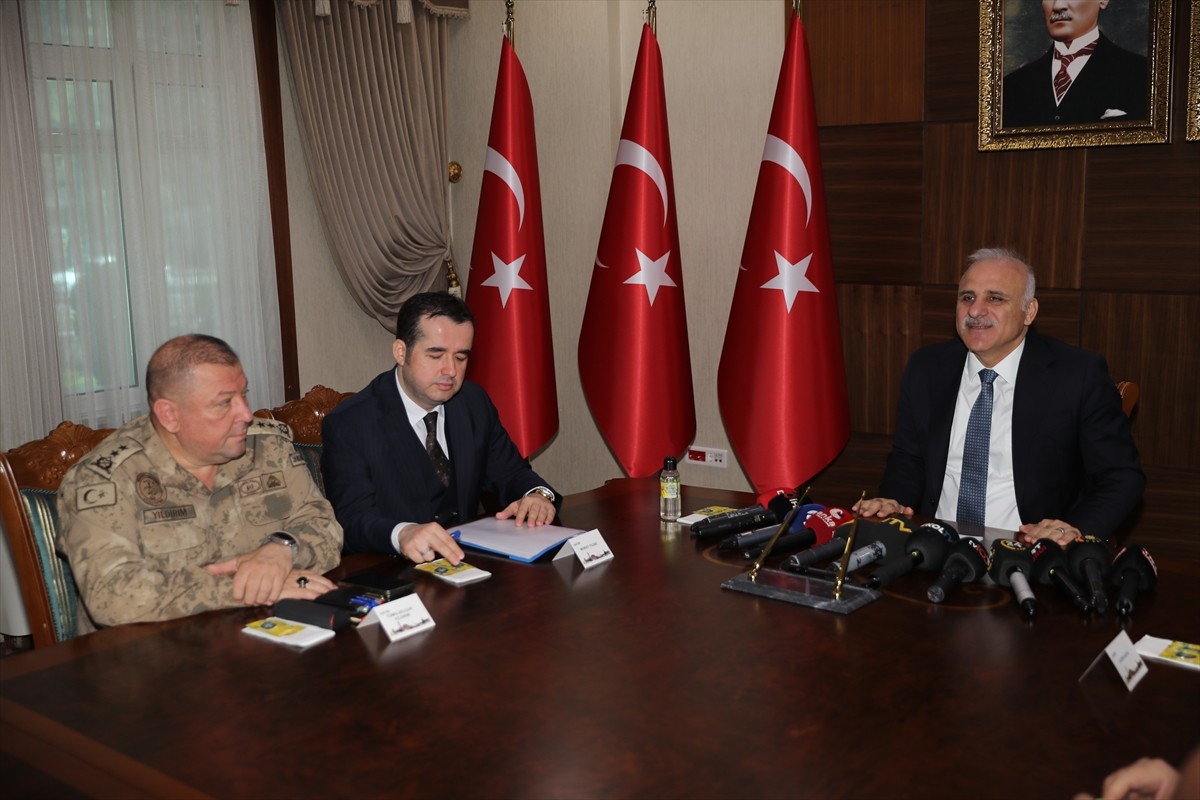 Diyarbakır Valisi Murat Zorluoğlu, Ramazan Bayramı'nda alınacak asayiş ve trafik tedbirlerine...