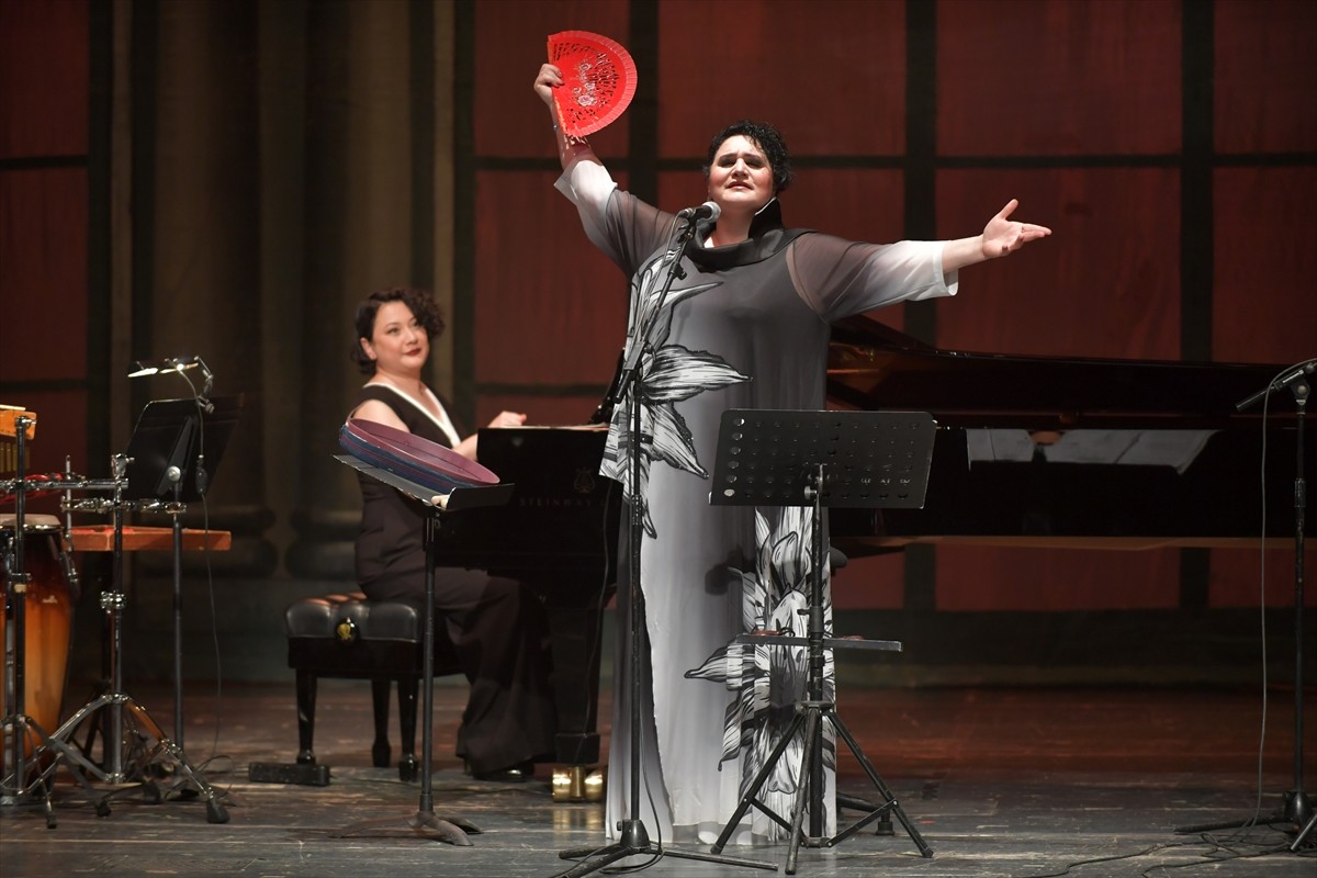 Dünya müziğinden farklı ezgileri yorumlayan ve İtalyanca "Neşeli Topluluk" anlamına gelen Allegra...