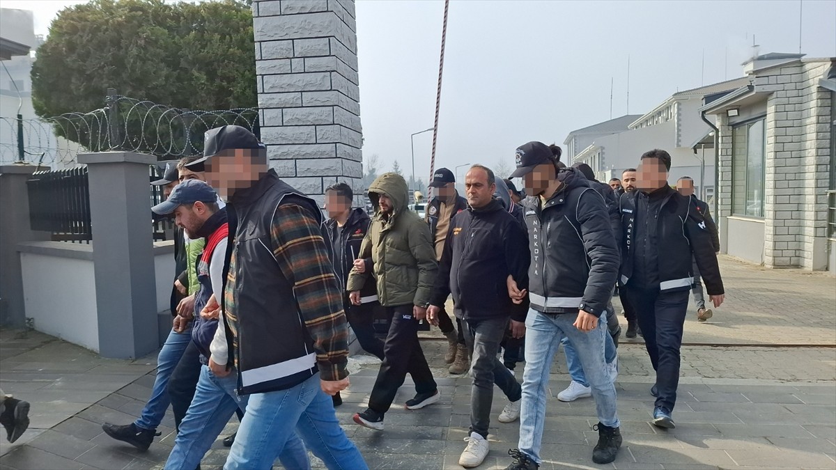  Düzce'de düzenlenen uyuşturucu operasyonunda 20 şüpheli gözaltına alındı.