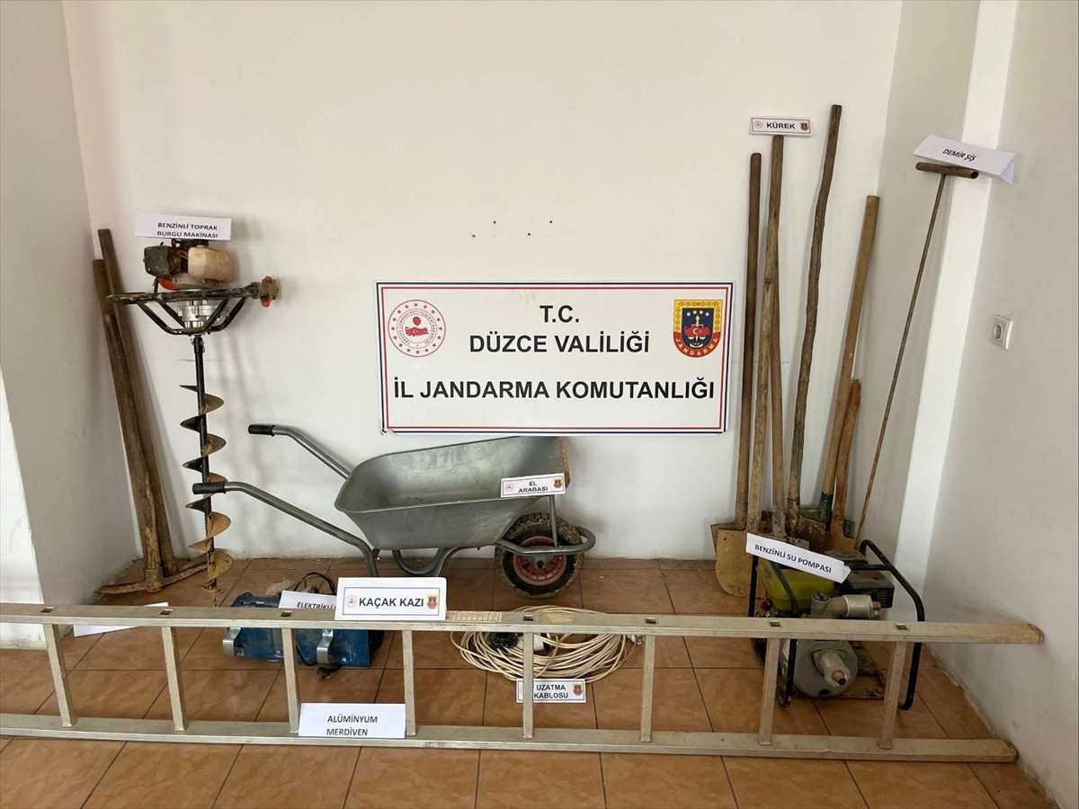 Düzce'nin Akçakoca ilçesinde bir evde, tünel açarak kaçak kazı yaptıkları iddiasıyla 3 şüpheli...