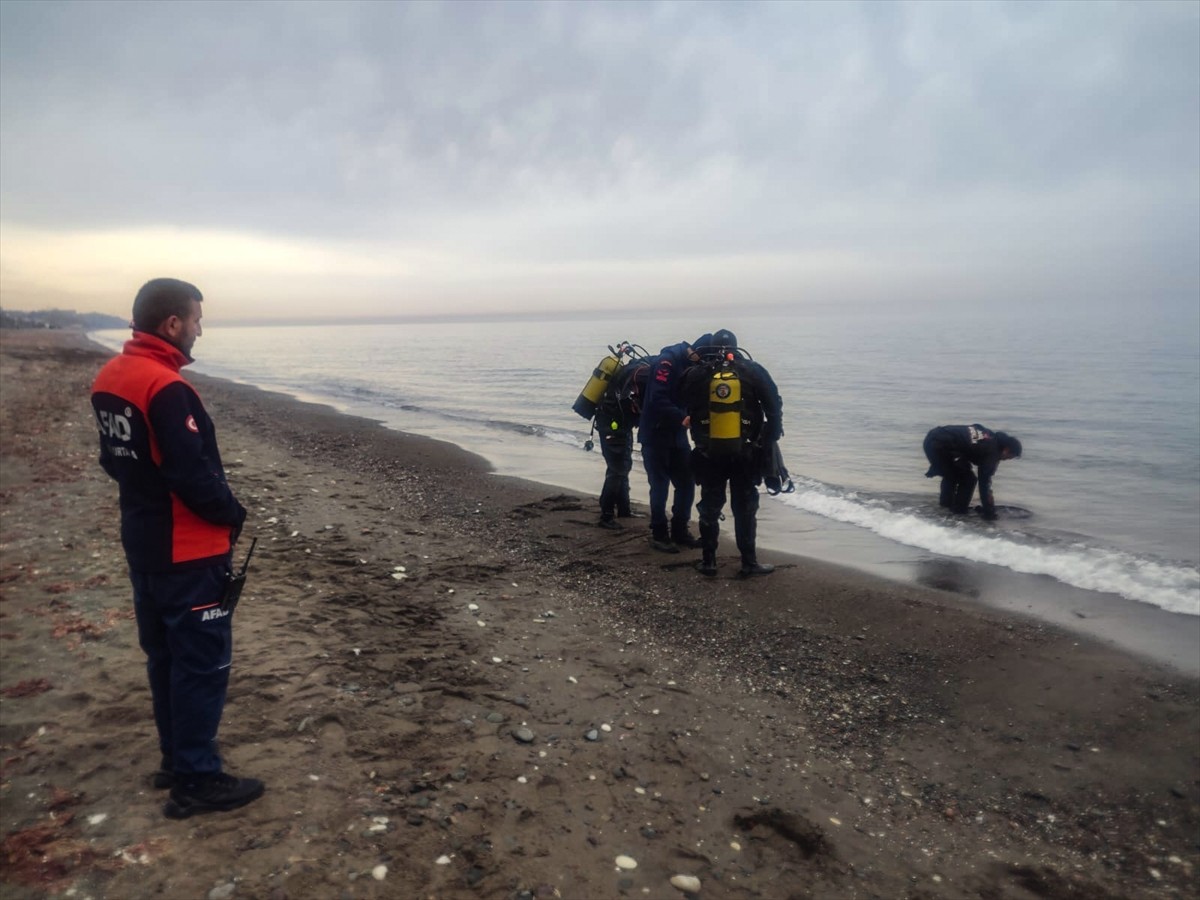 Düzce'nin Akçakoca ilçesinde, denize girdikten sonra bir daha çıkmadığı belirlenen kişi için arama...