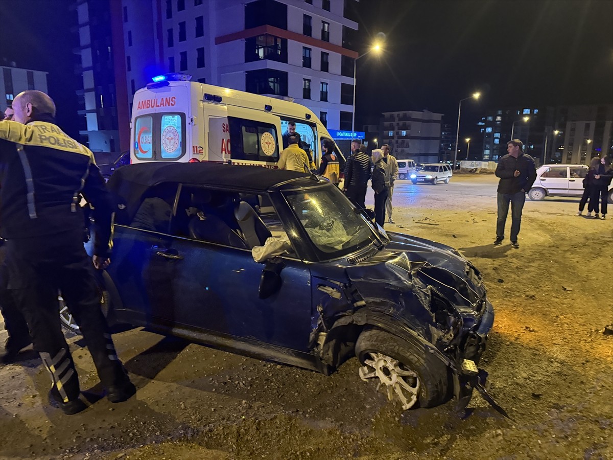 Edirne'de 2 otomobilin çarpıştığı kazada 4 kişi yaralandı. Olay yerine polis ve sağlık ekipleri...