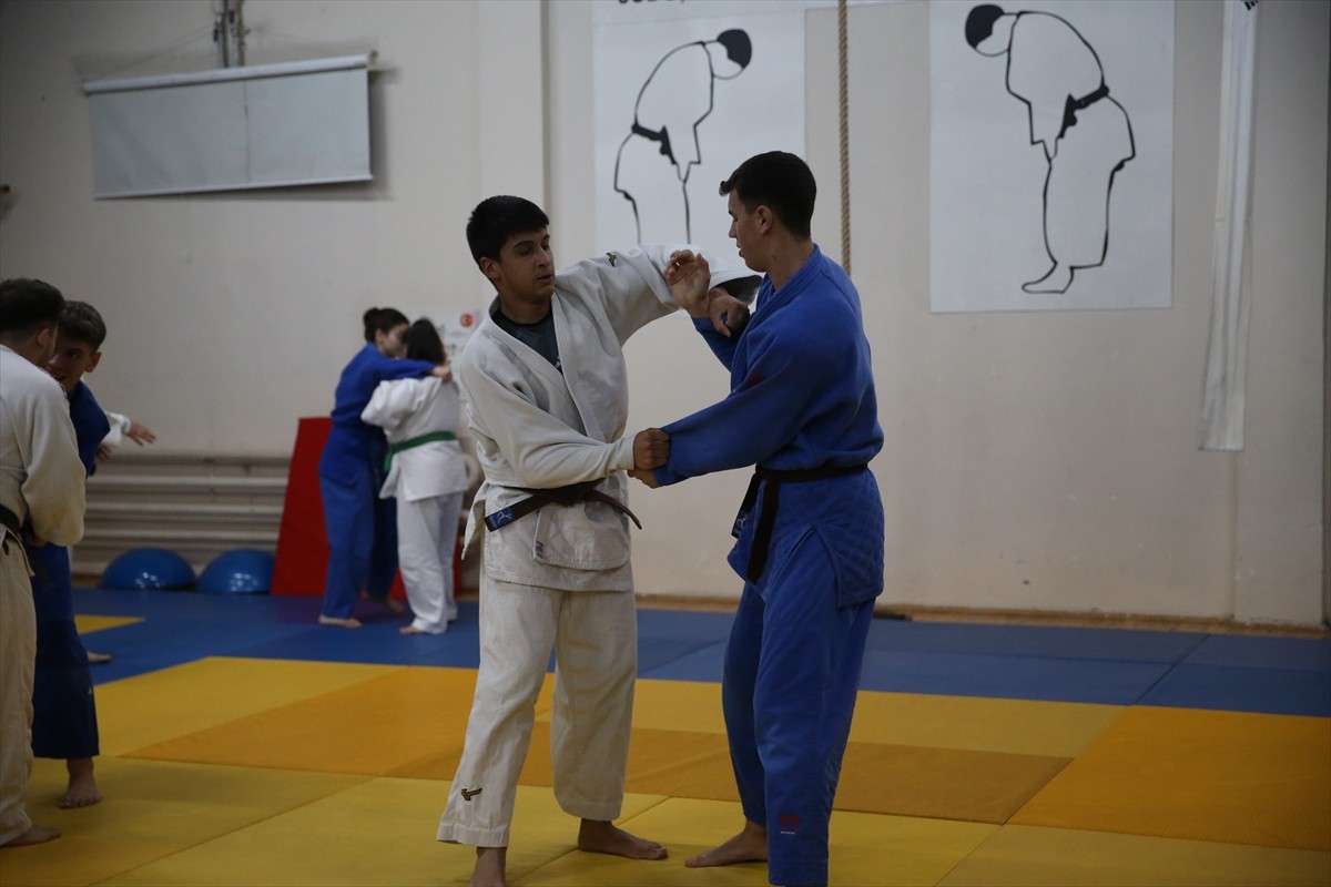 Edirne'de birlikte başladıkları judoda elde ettikleri başarılarla milli takıma seçilen genç...