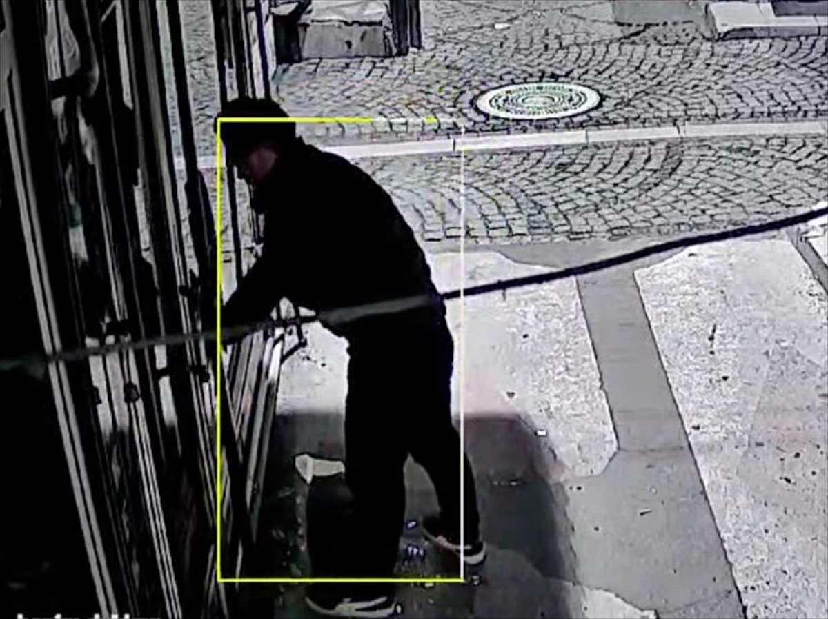 Edirne'de, iş yerinin camını kırarak telefon ve tablet çalan şüphelinin hırsızlık anı güvenlik...