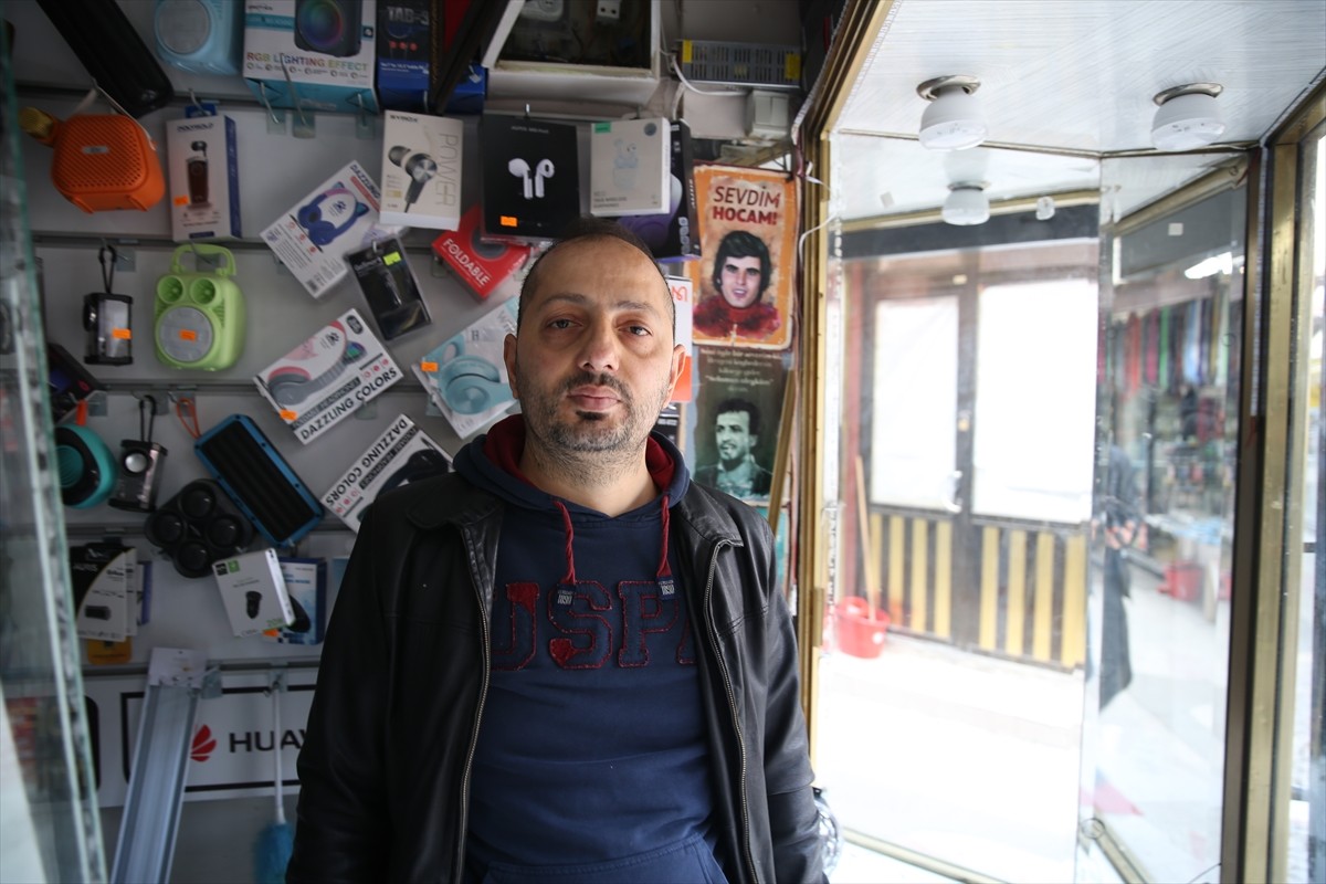 Edirne'de, iş yerinin camını kırarak telefon ve tablet çalan şüphelinin hırsızlık anı güvenlik...