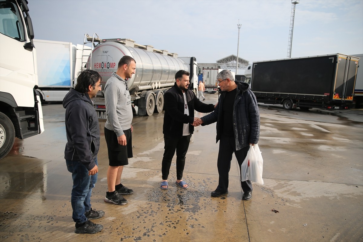 Edirne'de, Kapıkule Sınır Kapısı'nda taşıdıkları ihraç yüklerini Avrupa ülkelerine götürmek için...