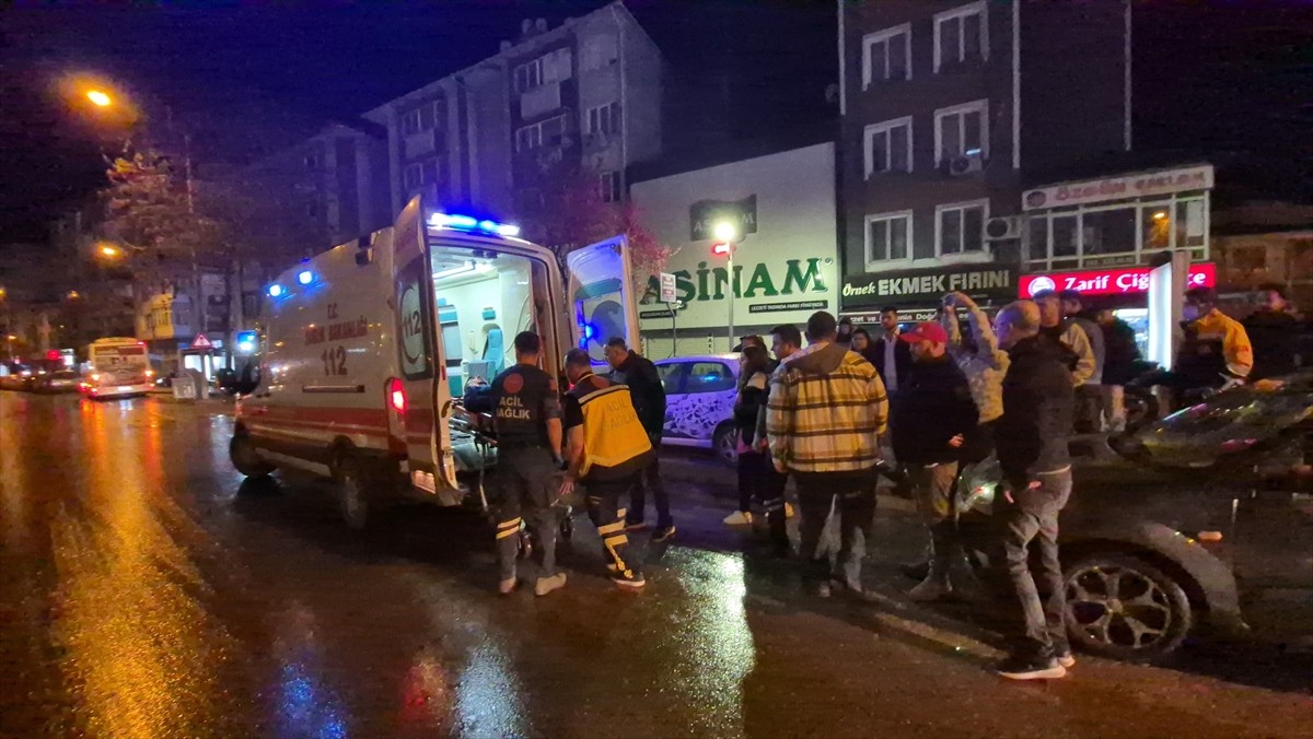 Edirne'de, otomobilin yaya geçidinden yolun karşısına geçmeye çalışan 3 kişiye çarpması güvenlik...