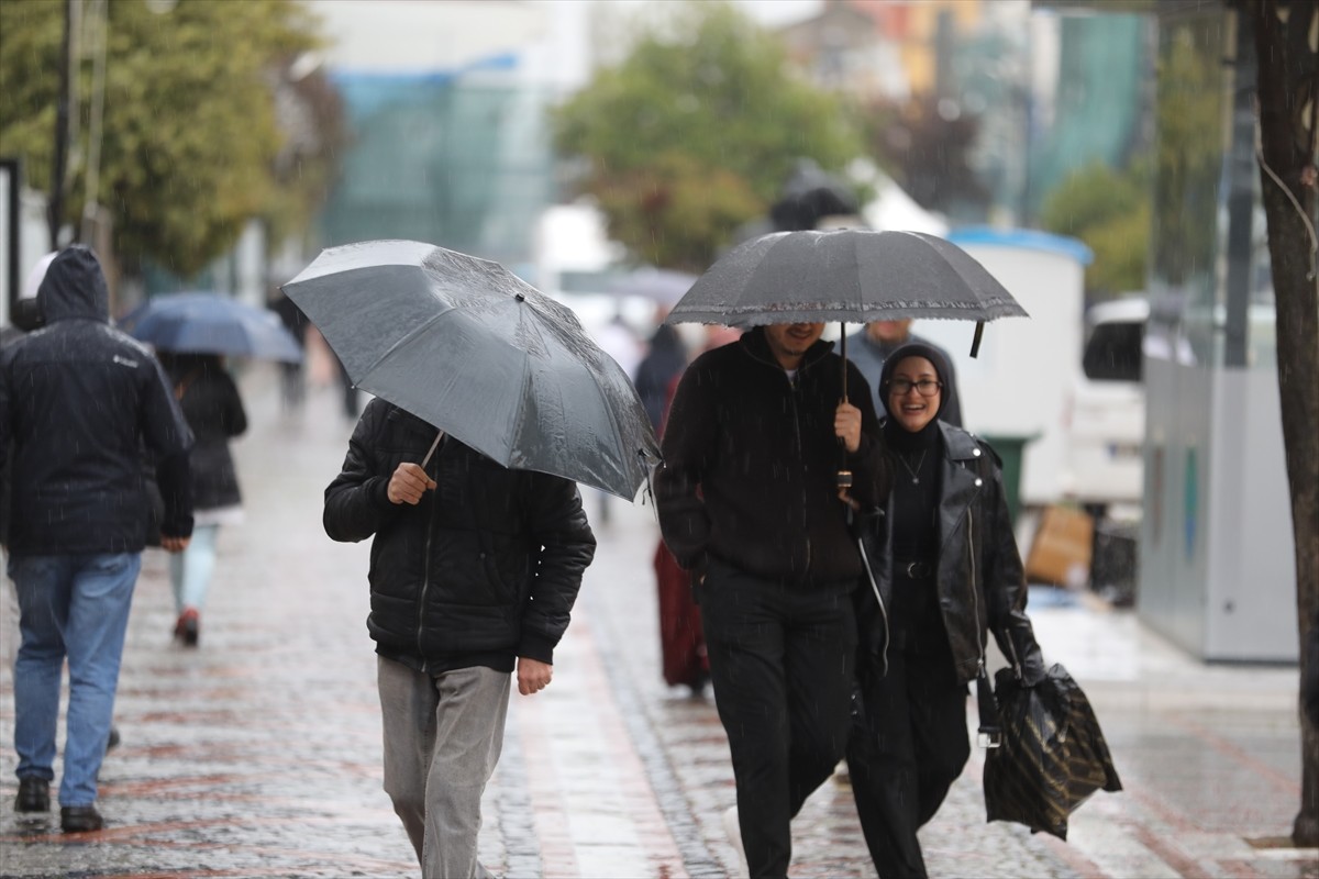 Edirne'de sağanak hayatı olumsuz etkiledi.