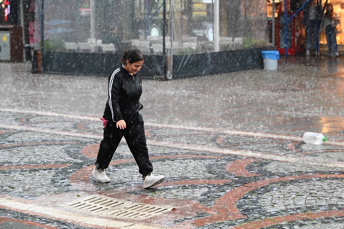 Edirne'de sağanak hayatı olumsuz etkiledi. Bazı vatandaşlar, yağışa hazırlıksız...