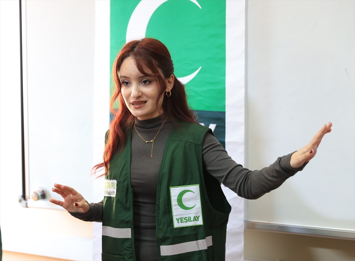 Edirne'de, Yeşilay Haftası dolayısıyla okullarda "Yeşilay" dersi işlendi. Yeşilay Edirne Şubesi ve...