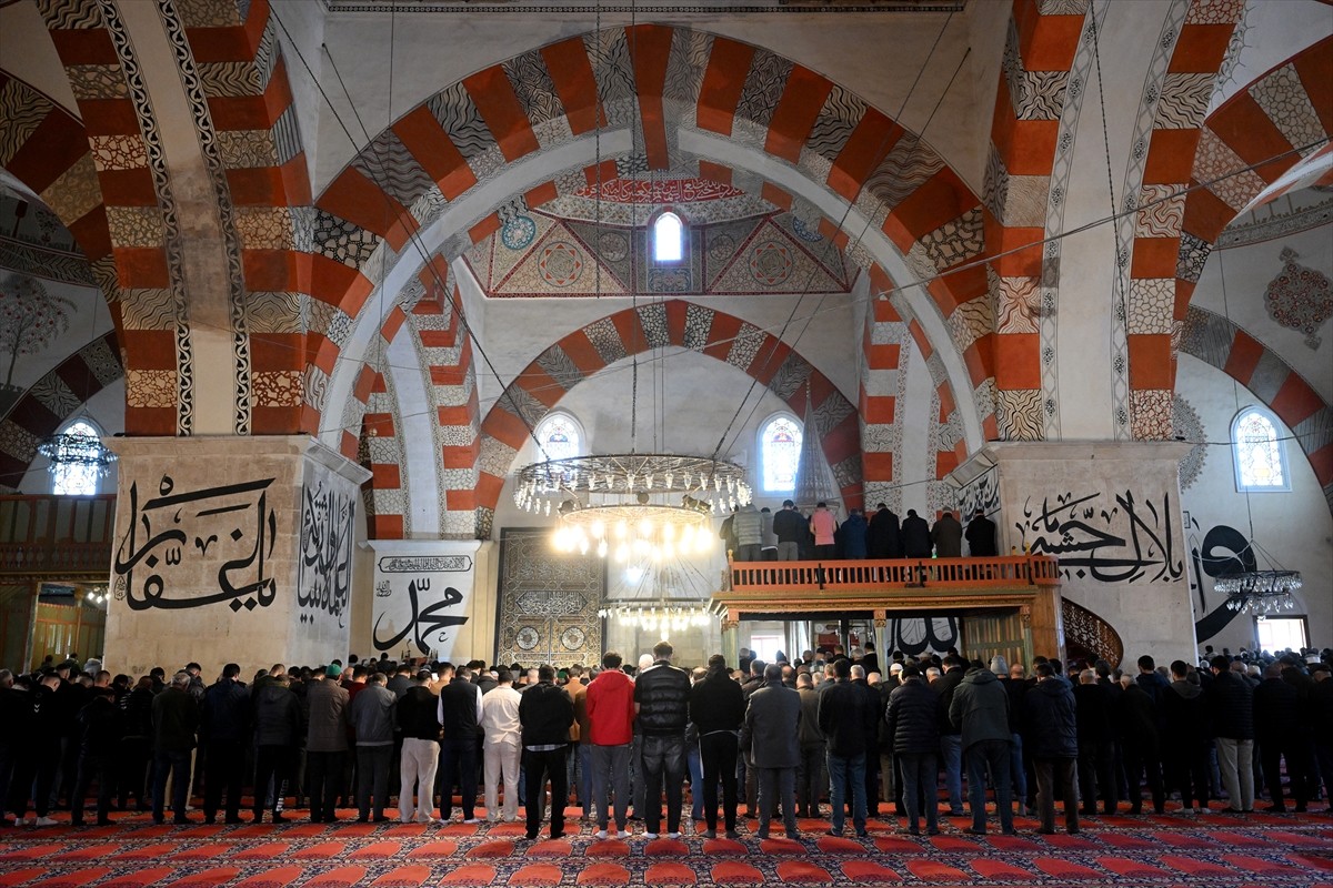 Edirne'deki camilerde ramazan ayının ilk cuma namazı kılındı. Edirne'de vatandaşlar, ramazanın ilk...