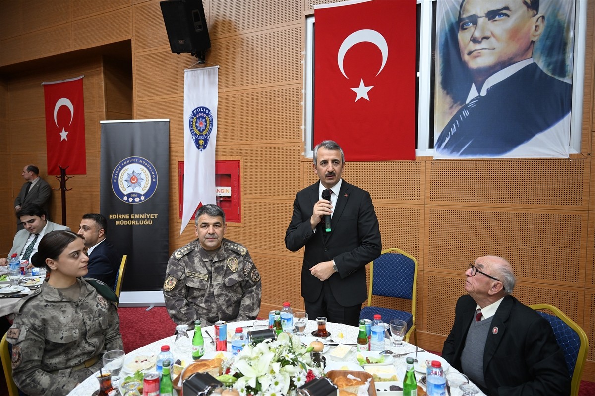 Edirne Emniyet Müdürlüğünde iftar programı düzenlendi. Programa Edirne Valisi Yunus Sezer (solda)...