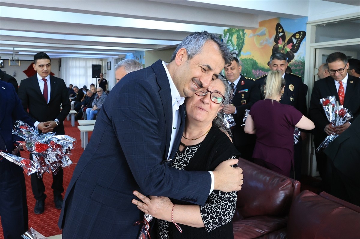 Edirne Valisi Yunus Sezer'in huzurevi ziyaretinde bazı yaşlılar duygusal anlar yaşadı. Sezer...