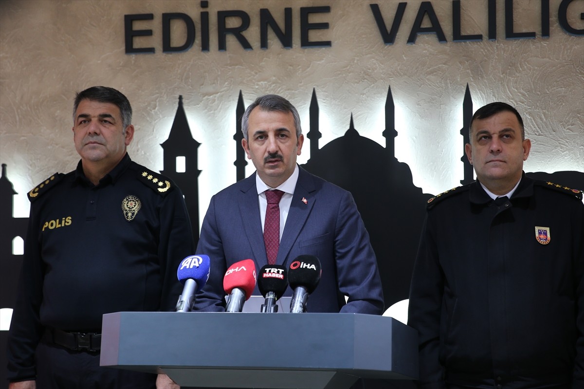 Edirne Valisi Yunus Sezer (ortada), Şubat Ayı Asayiş ve Güvenlik Toplantısı sonrası Valilikte...