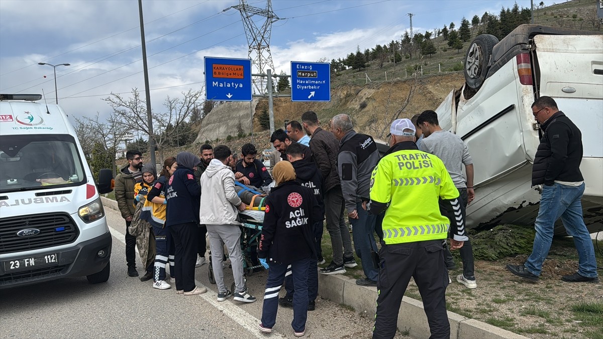 Elazığ'da devrilen hafif ticari aracın sürücüsü yaralandı. Yaralanan sürücü, ambulansla Fethi...