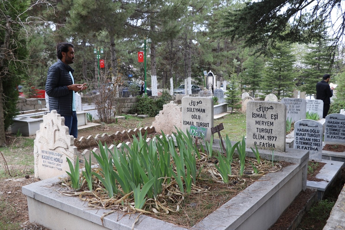Elazığ'da Ramazan Bayramı öncesi vatandaşlar, mezarlık ziyareti gerçekleştirdi. Sabahın erken...