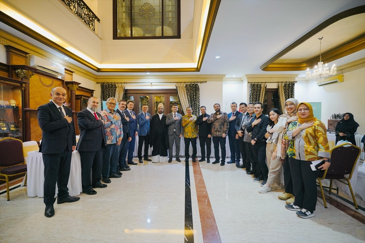 Endonezya Kültür Bakanı Fadli Zon (solda), Cakarta'da Yunus Emre Enstitüsünün (YEE) düzenlediği...