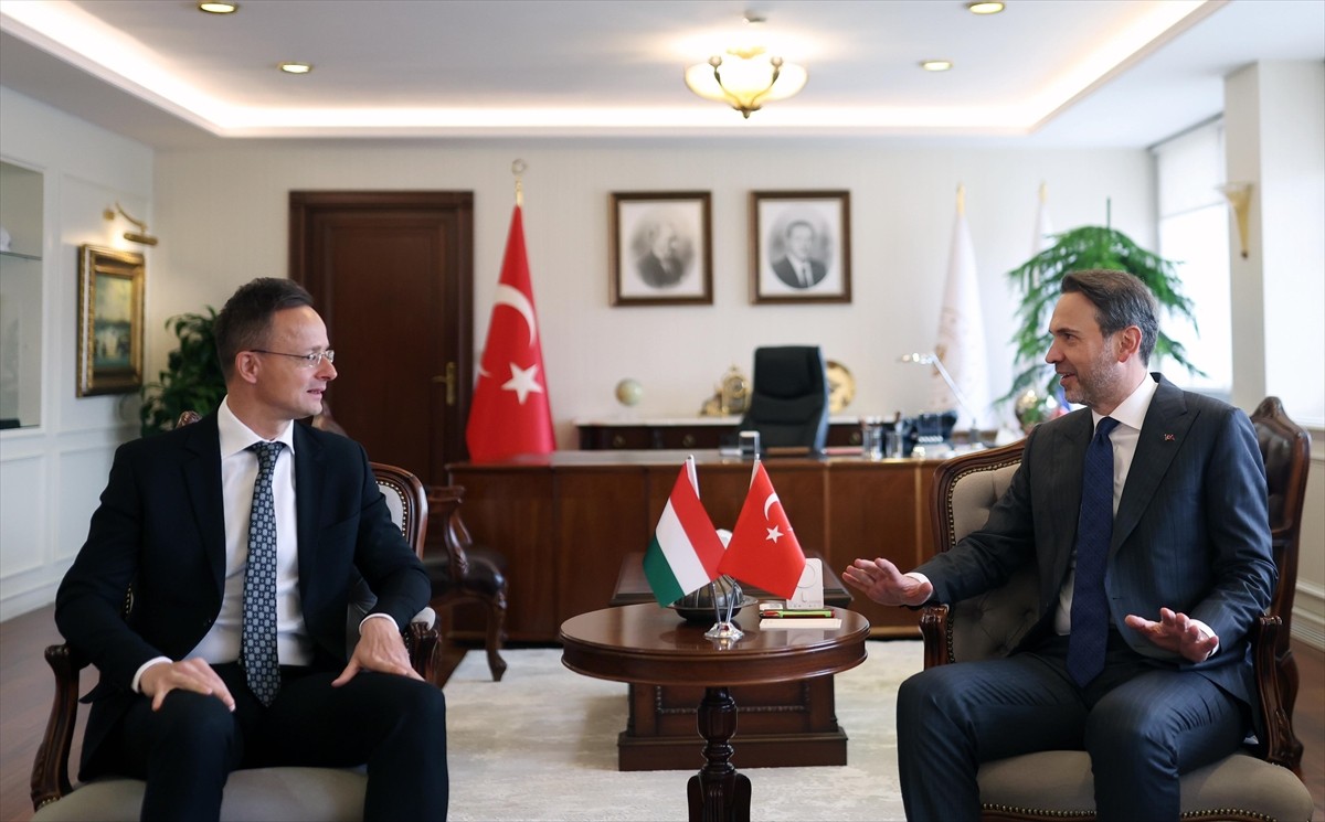 Enerji ve Tabii Kaynaklar Bakanı Alparslan Bayraktar, Macaristan Dışişleri ve Ticaret Bakanı Peter...