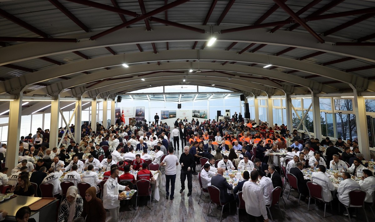 Enerji ve Tabii Kaynaklar Bakanı Alparslan Bayraktar, Zonguldak Polisevi'nde düzenlenen iftar...