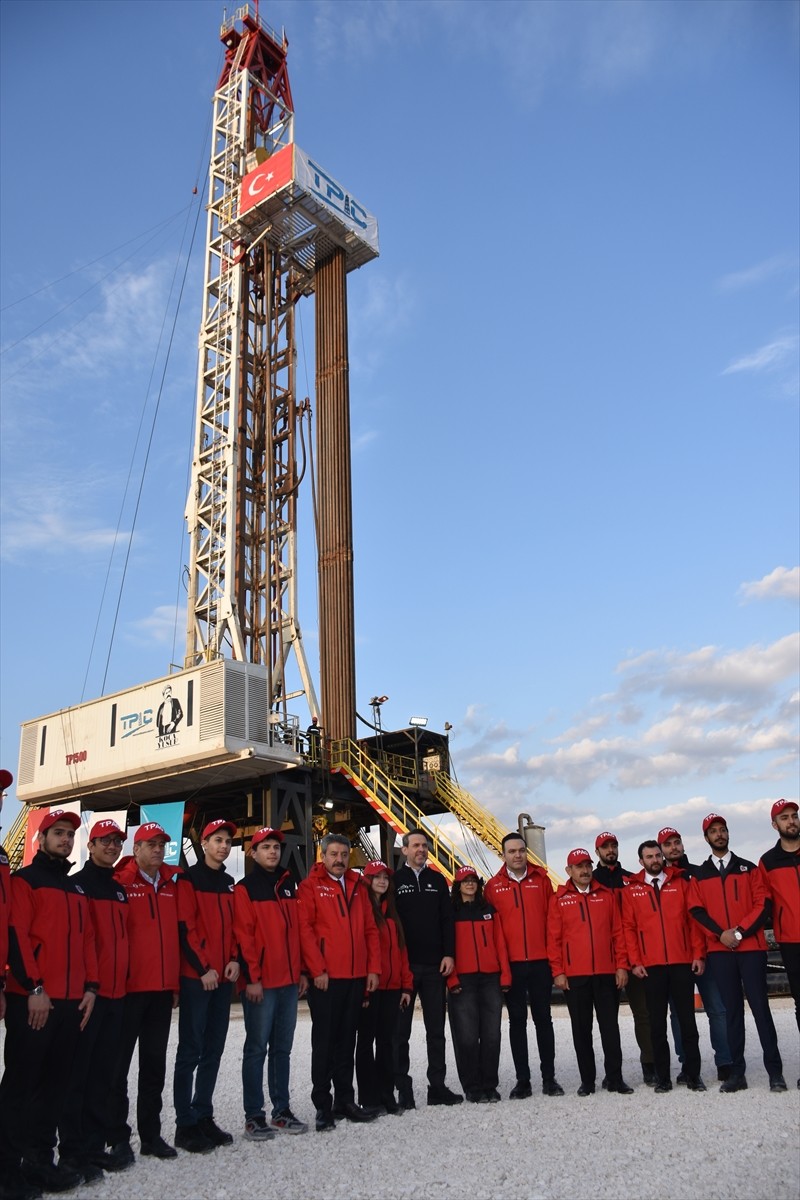 Enerji ve Tabii Kaynaklar Bakanı Alpaslan Bayraktar, beraberinde İstanbul ve Ankara'da maden...