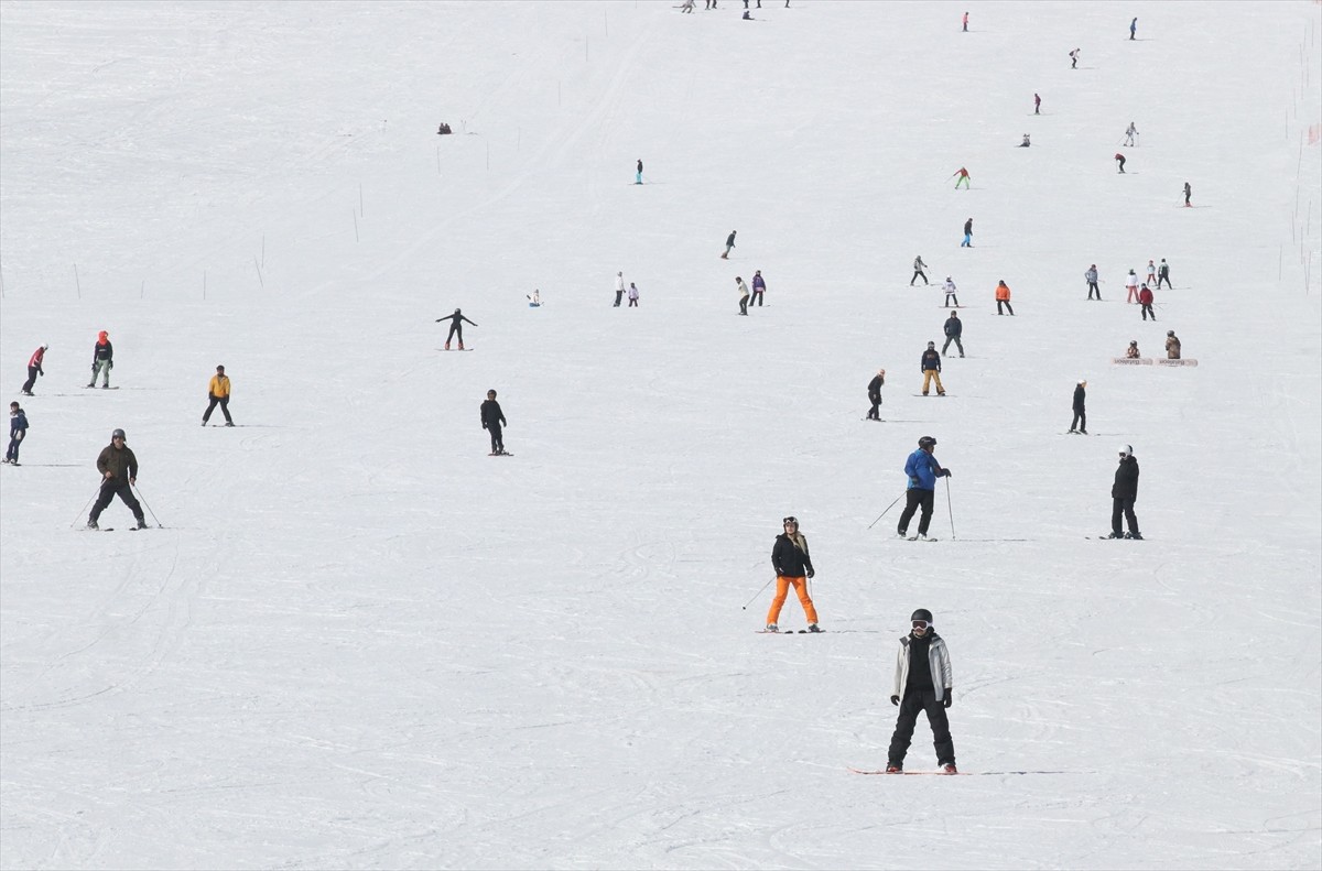 Erciyes Kayak Merkezi'nde, yerli ve yabancı turistler güneşli havada kayak keyfi yaşadı. Yerli ve...