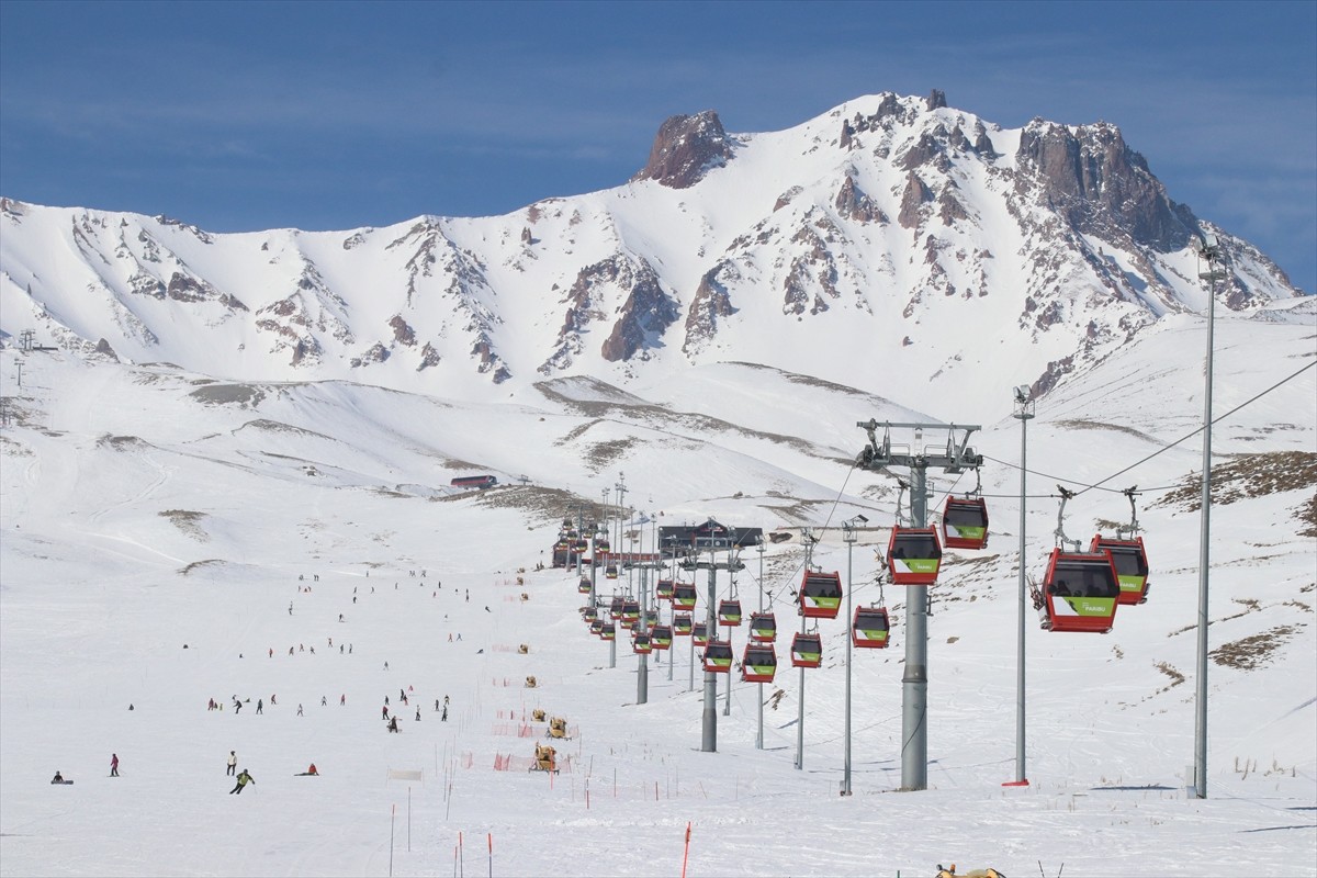 Erciyes Kayak Merkezi'nde, yerli ve yabancı turistler güneşli havada kayak keyfi yaşadı. Yerli ve...