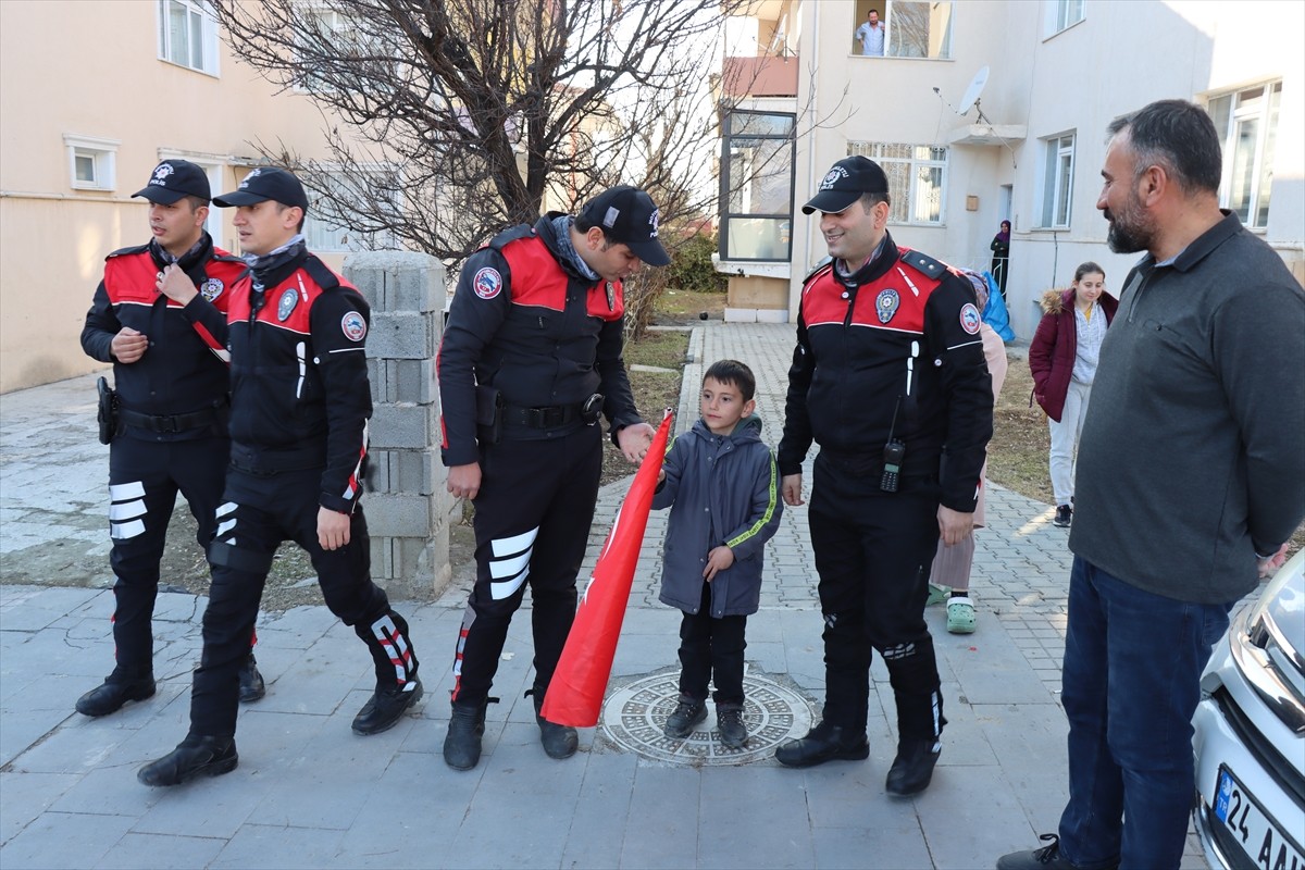 Erzincan'da 6 yaşındaki Ahmet Asaf Şimşek, sosyal medya üzerinden babası Salih Şimşek ile Vali...