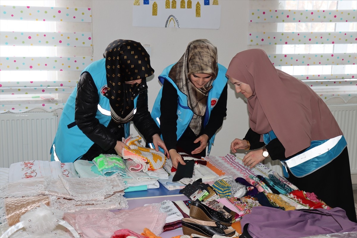 Erzincan'da gönüllü kadınların Kur'an kurslarında toplanarak ilmek ilmek dokuduğu çeşitli eşyayla...