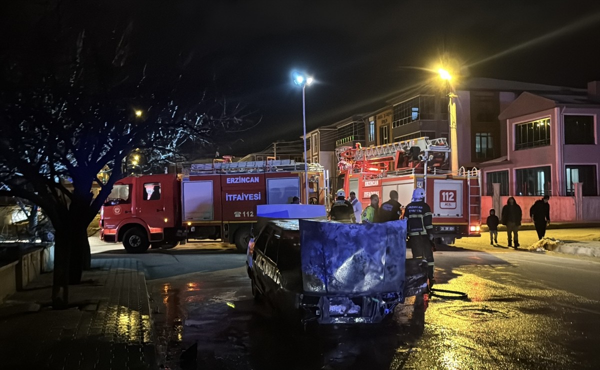 Erzincan'da seyir halindeyken alev alan otomobil kullanılamaz hale geldi.